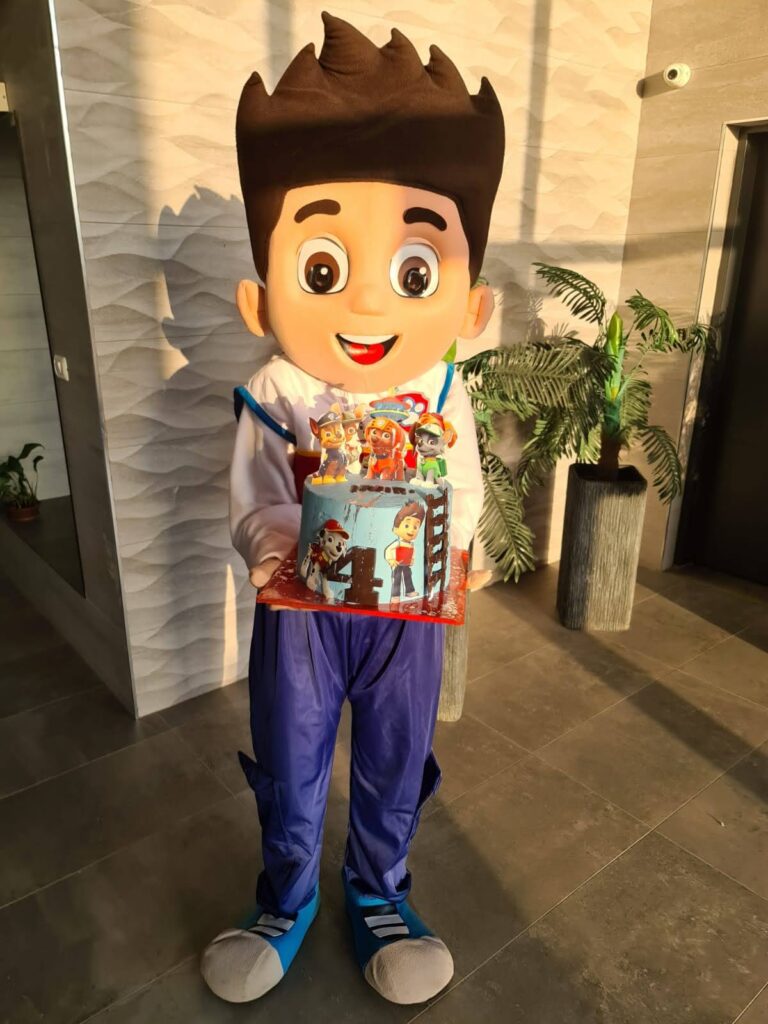 בובת ענק בהפתעה שמביאה שמחה והתרגשות לכל אירוע – הפתעה מדהימה שתהפוך כל יום הולדת לייחודי!