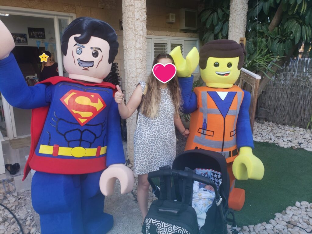 בובות ענק צבעוניות וגדולות מלוות ילדים במסיבת יום הולדת, גיבורי על ונסיכות חוגגים עם חיוכים ושמחה