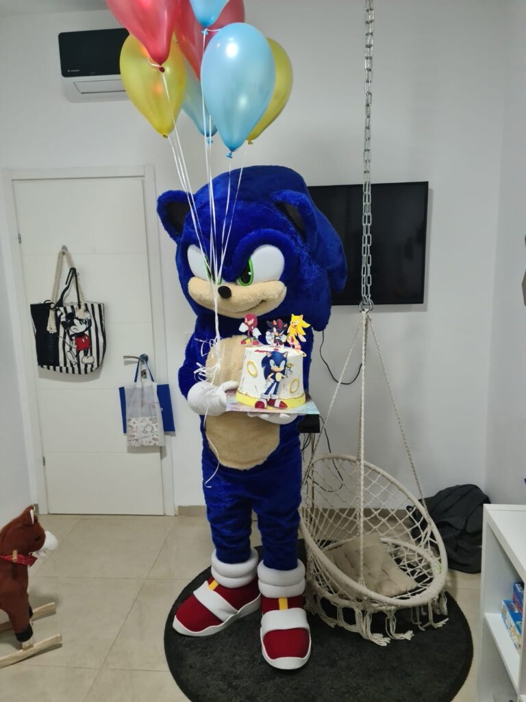 ילדים נהנים עם כדור בועה אנושי ובובת ענק